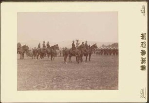 Großherzog Friedrich I. zu Pferd mit mehreren berittenen Uniformierten, im Hintergrund Infanterie.