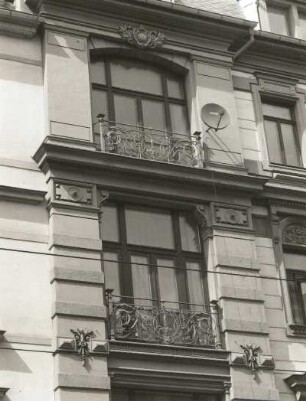 Dresden-Neustadt, Bautzner Straße 65. Wohnhaus mit Laden (um 1885). Fenster (2. und 3. Obergeschoß)