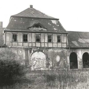 Böhlen-Großdeuben. Ehemaliges Gut (18./19. Jh.). Torhaus (um 1700/1710). Hofansicht