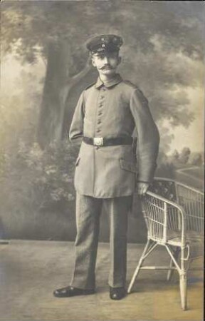 [Soldat an Stuhl gelehnt]
