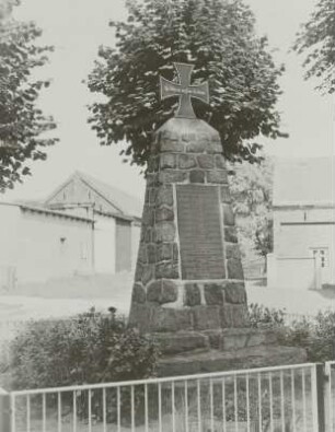 Denkmal für die Gefallenen des 1. Weltkrieges : Denkmal für die Gefallenen des 1. Weltkrieges. Stein (nach 1918). Wilmersdorf (Kreis Beeskow)