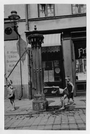 Aufnahme der Serie "Kinder der Straße" angefertigt im Auftrag der Kinderfreunde Leipzig, einer Jugendorganisation der SPD, 1932 bewarb sich Albert Hennig unter anderm mit Aufnahmen der Serie "Kinder der Straße" am Bauhaus Dessau