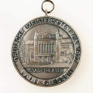 Silbermedaille Deutsche Meisterschaften in Kurzschrift und Maschinenschreiben in Gießen 1977 : Medaillensammlung Stenografische Sammlung. Silbermedaille Deutsche Meisterschaften in Kurzschrift und Maschinenschreiben in Gießen 1977, silberfarben (mit zwei Ösen). Messing, versilbert; Durchmesser 50 mm, Gewicht 50 g (1977; Deschler & Sohn, München). Dresden: SLUB R c 0350
