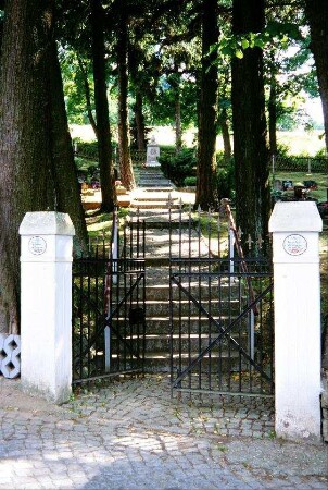 Eingangsbereich des Friedhofes, hinten Kriegerdenkmal