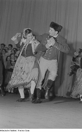 Auftritt einer am Bezirksausscheid der Volkskunstgruppen 1954 teilnehmenden Tanzgruppe