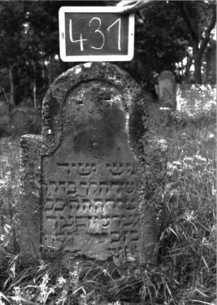 Grabstein 431 (Index: 100102760) Material: Sandstein Zustand: unten stark verwittert, abgeblättert, eingesunken, teilweiser Textverlust Maße HxBxT: 86x52x7 cm Beschreibung: Stele, stark überhöhter eingezogener Rundbogenabschluss, Schriftfeld eingetieft mit Konvexbogenabschluss: Grabstein 431