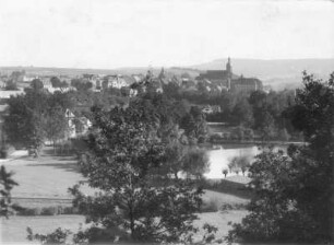 Dippoldiswalde. Stadtzentrum mit Schloß und Marien- und Laurentiuskirche (Stadtkirche). Blick über den Rölligteich von Nordwest