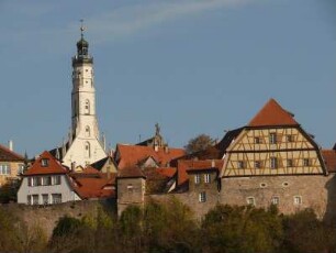 Blick aus dem Taubertal auf Rothenburg, links der Rathausturm, davor Stadtmauer