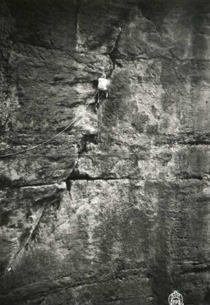 Sächsische Schweiz, Affensteine. Kreuzturm. Ehrhardt Renger im Hangelriß der Nordwand (VIIb)