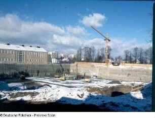 Baustelle Sächsische Landesbibliothek - Staats- und Universitätsbibliothek Dresden, Zentralbibliothek. Baugrube im Nordbereich mit Turmdrehkran : Dresden-Räcknitz, Zellescher Weg 18. Baustelle Sächsische Landesbibliothek - Staats- und Universitätsbibliothek Dresden, Zentralbibliothek. Baugrube im Nordbereich mit Turmdrehkran