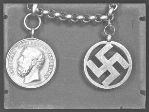 Detailansicht der Anhänger "Friedrich Großherzog von Baden" und Hakenkreuzanhänger der Amtskette (Bürgermeisterdienstauszeichnung)