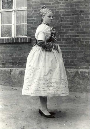 Brautjungfer aus Bluno : Kleidung - Hoyerswerdaer Tracht. Ort: Bluń / Bluno. Brautjungfer (družka)
