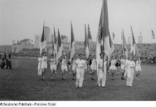 Mitglieder der Sportvereinigung Einheit während des Einzugs auf die Festwiese des Sportforums