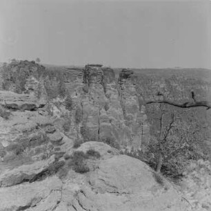 Bastei : Sächsische Schweiz. Blick von der Bastei ins Rathener Felsgebiet