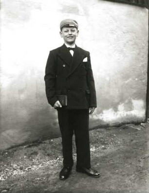 Konfirmand in Schuluniform