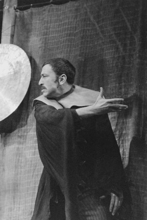 Szenenbilder aus der bayrischen Komödie "Astutuli" von Carl Orff. Mit Fred Düren als Gagler, Steffi Freund als Fundula, Carola Braunbock, Fritz Links, Georg Peter-Pilz u. a. Deutsches Theater Berlin, November 1958