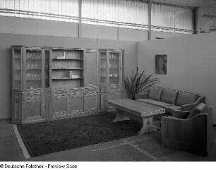 Anbauwand Neubrunn II : Suhl. VEB Thüringer Möbelkombinat Suhl. Hausmesse, 1983. Anbauwand Neubrunn II. Holz, folienbeschichtet in Eichenholzoptik rustikal (1983; VEB Möbelwerk Nordhausen)