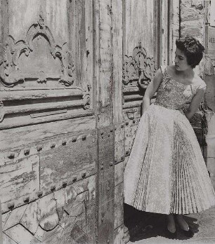 Junge Frau an der Tür im Modell Balenciaga