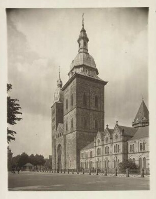 Osnabrück. Ansicht der ungleichen Westtürme des spätromanischen Doms St. Peter. Errrichtet wurde der Dom ab dem 11. Jh.