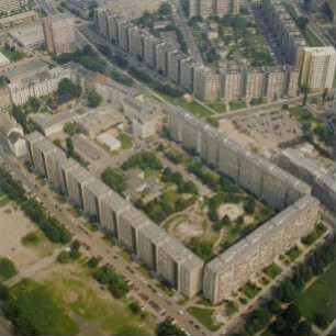 Dresden-Johannstadt. Wohnbauten (1972-1975; K. Röthig) zwischen Bönischplatz, Florian-Geyer-Straße, Elsasser Straße und Pfotenhauerstraße mit Einmündung Elisenstraße. Luftbild-Schrägaufnahme von Westen