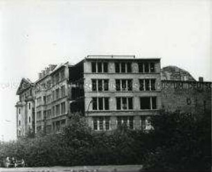Baufälliger Häuserblock an der Berliner Mauer