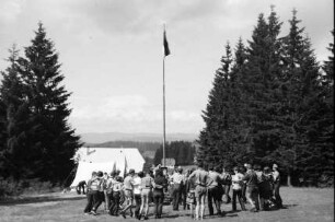 Thurner: ungarisches Pfadfinderlager im Schwarzwald, Spielwiese [Jungen und Mädel beim Volkstanz]