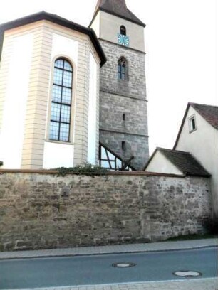 Ansicht von Ostsüdosten mit Kirche über Kirchhofmauer (erhaltene Schießscharte in Brusthöhe aus Kirchhof) - in der Basis als Futtermauer des höher gelegenen Kirchhofs