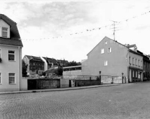 Kamenz, Bautzner Straße 76/74. Baulücke zwischen den Wohnhäusern. Straßenansicht