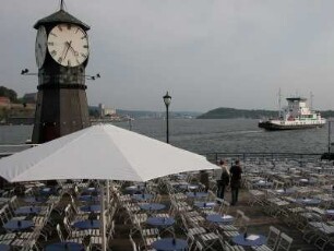 Oslo - Leeres Restaurant : Historischer Uhrturm am Stadthafen. Aufgenommen in Oslo im September 2004