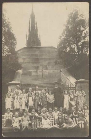 Ansichtskarte Gruppenbild Schülerinnen, Nationaldenkmal auf dem Kreuzberg