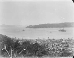 Stadtbild : Blick über eine Stadt auf das Meer