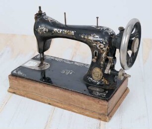 Haushaltsnähmaschine der Firma Wertheim mit Handkurbel