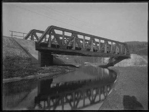 Bahnbrücke über Fluss