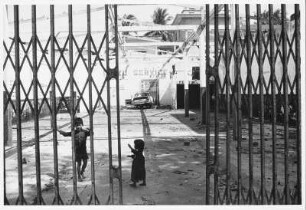 Spielende Kinder in einer Hofgarage, Phnom Penh