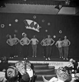 Karneval: Hotel Oldesloer Hof, Saal: Prunksitzung: Veranstalter Oldesloer Männerchor von 1844, Oldesloer Singakademie von 1946: Bühne: Auftritt der Mädchengarde mit Tanz "Letkiss": im Vordergrund Zuschauer