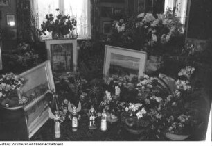 Dresden, Dresdner Kreuzchor. Festakt zum 70. Geburtstag von Rudolf Mauersberger (29. Januar 1959) in der Heinrich-Schütz-Kapelle der Dresdner Kreuzkirche, 1957/59. Gaben- und Blumenarragement privat