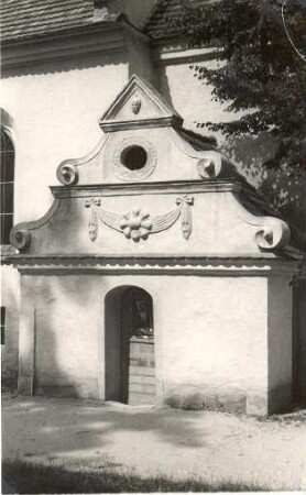 Vorbau an der Kirche in Schleife : Přitwar při Slepjanskej cyrkwi