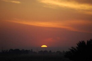 Luxor - Sonnenuntergang : Sonnenuntergang über dem Niltal bei Theben-West, aufgenommen 2006 bei Luxor