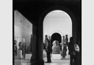 Aufstellung des Ägyptischen Museums und der Papyrussammlung im Bode-Museum, Blick in den Saal des frühen Neuen Reiches, Raum 5