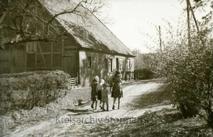 Dorfstrasse: Bauernhaus, davor Kinder
