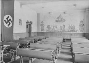 Dresden-Pirnaische Vorstadt, 18. Volksschule, Gemeinderaum mit Wandmalerei in Membranit "Vergass dei Hamit net ..." und Hakenkreuzfahne