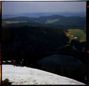 Feldberg: letzte Skifahrer, Blick vom Feldberg zum Feldsee, mit Horizont