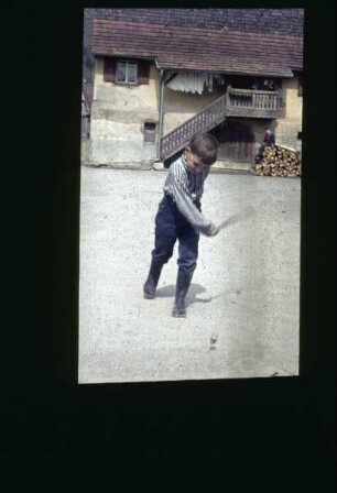Spielender Junge mit Kreisel