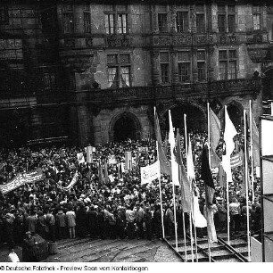 Dresden-Altstadt, Schloßplatz (Georgij-Dimitroff-Platz), Gedenkkundgebung anläßlich des 43. Jahrestages der Zerstörung Dresdens