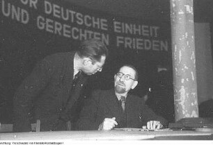 Dresden. Tagung und Verabschiedung der sächsischen Delegierten zum Deutschen Volkskongreß in Berlin, Wilhelm Koenen (rechts), 1948/1949