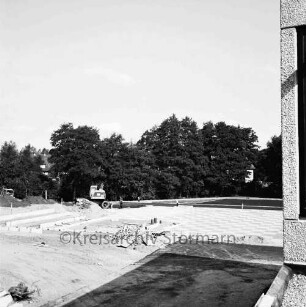 Dietrich Buxtehude-Schule: Grabauer Straße: Baustelle des Schulhofes