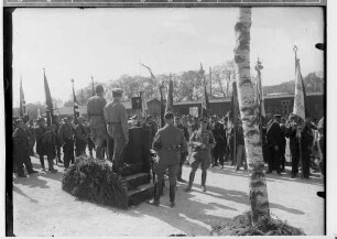 1. Mai-Feier Sigmaringen 1934; Aufnahme des Rednerpults von hinten; zahlreiche Fahnenträger im Hintergrund; rechts vom Rednerpult in Stahlhelmuniform Fürst Friedrich Viktor von Hohenzollern