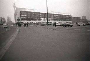 Berlin: Ost; Kulturpalast am ehemaligen Schlossplatz; Vordergrund kahler Platz