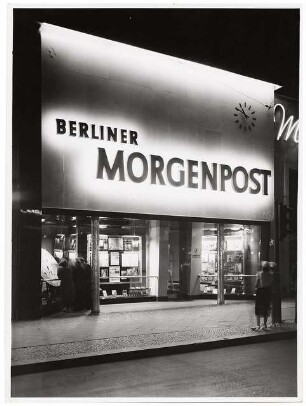 Morgenpost-Filialen, Berlin-Steglitz Ladenausbau: Außenansicht bei Nacht