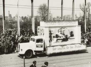 Dresden. Maidemonstration 1951 : Demonstrationszug von der Güntzstraße zum Straßburger Platz (Fucikplatz) in Dresden mit Agitationswagen "EBO. Strom Gas Wasser. Wir schaffen für den Frieden"